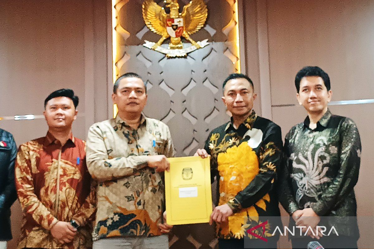 Pleno penetapan Dharma-Kun sebagai calon perseorangan diskors 3 kali