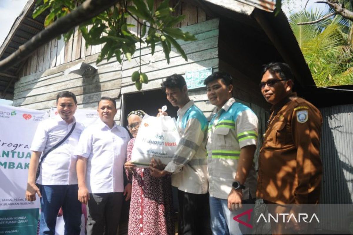 Nenek Khadijah bahagia dapat bantuan Adaro Hidupkan Hati