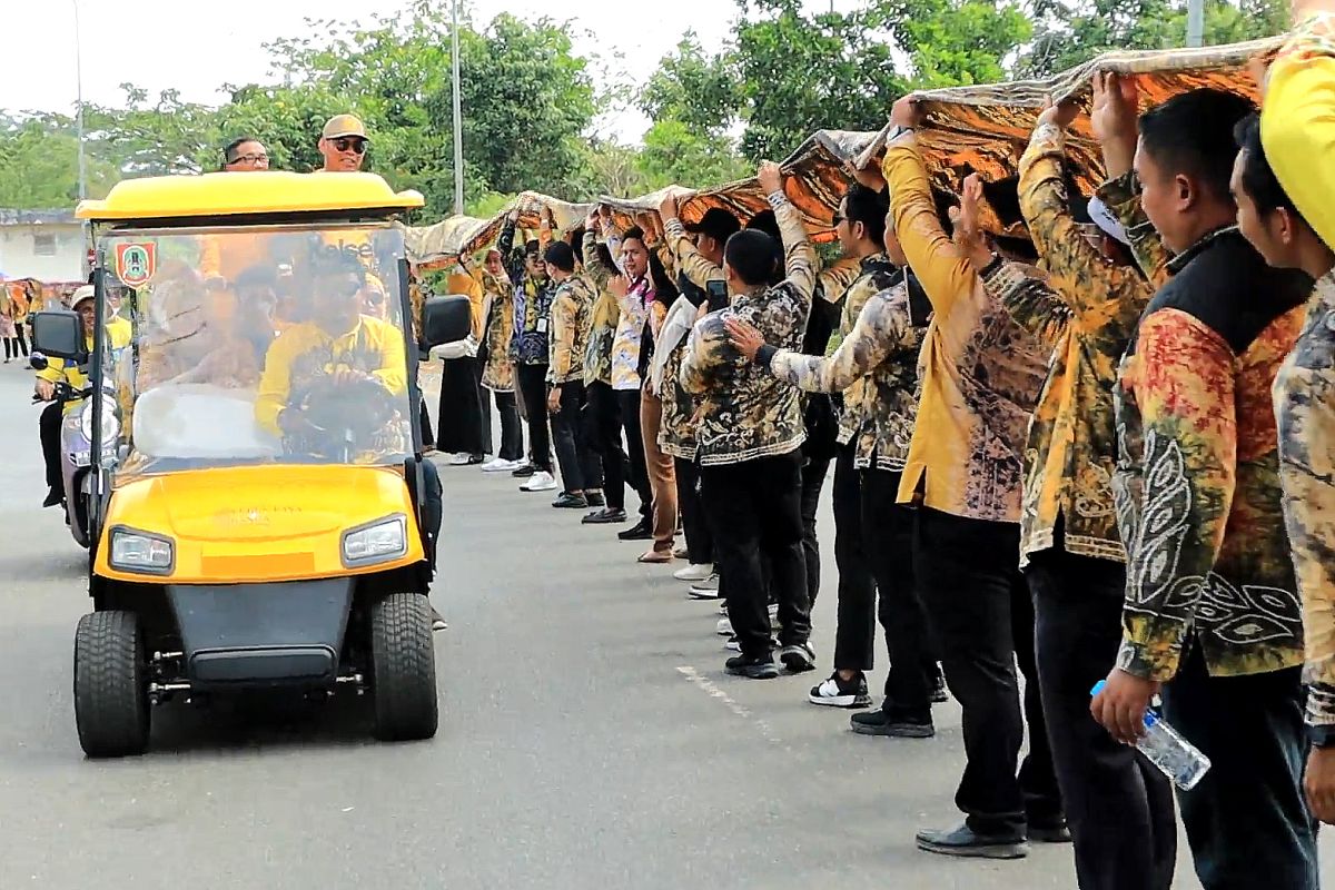 ASN Kalsel bentangkan Sasirangan catat rekor MURI