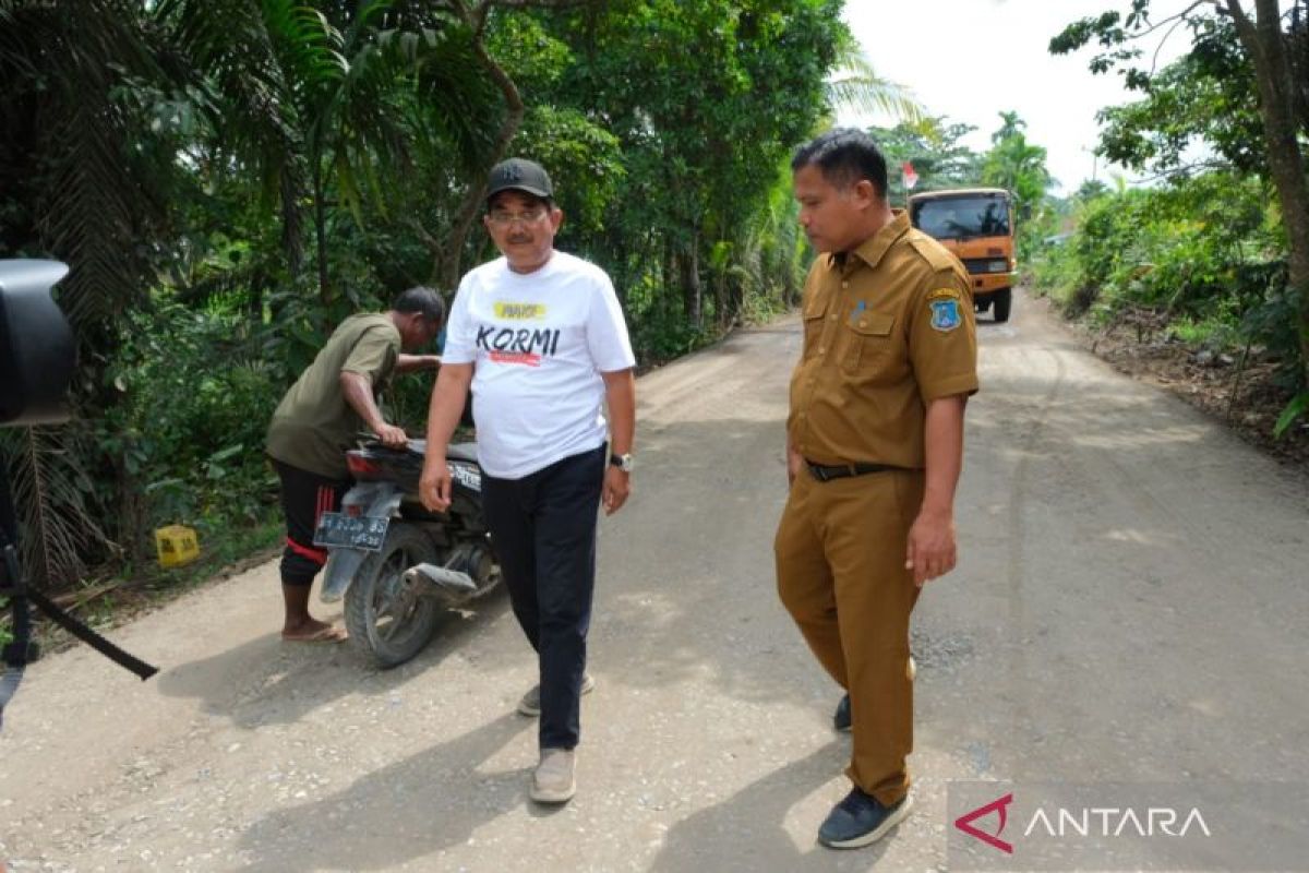 Bupati Tanjabbar tinjau sejumlah titik pembangunan jalan