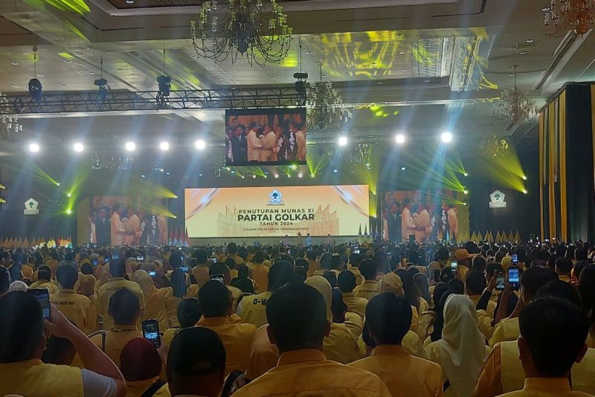 Presiden Jokowi pakai jas kuning saat hadiri penutupan Munas Golkar