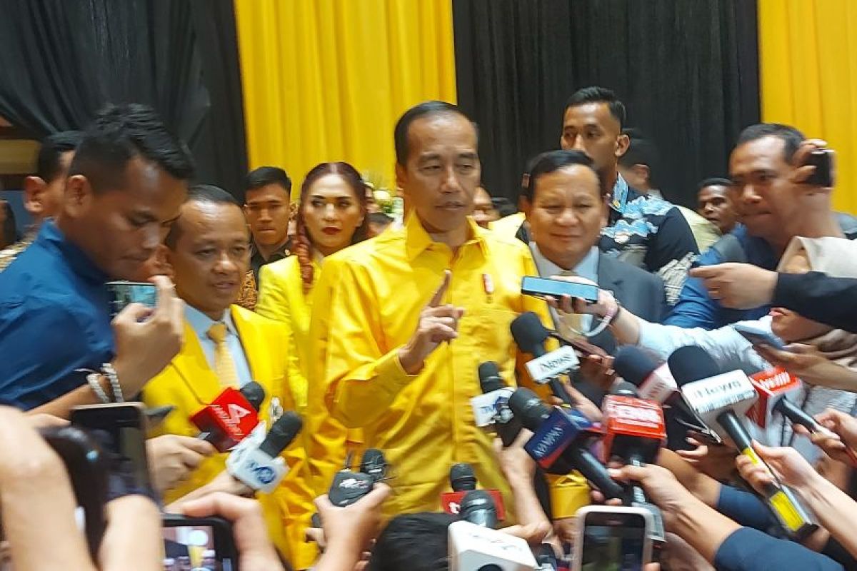 Berkemeja kuning, Jokowi respon kabar jabatan Dewan Pembina Golkar