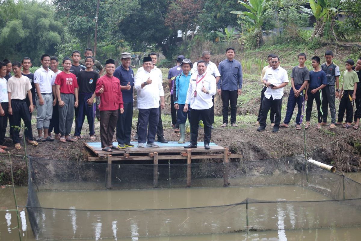 Pemprov Riau bantu bibit ikan dorong ekonomi mandiri pesantren 