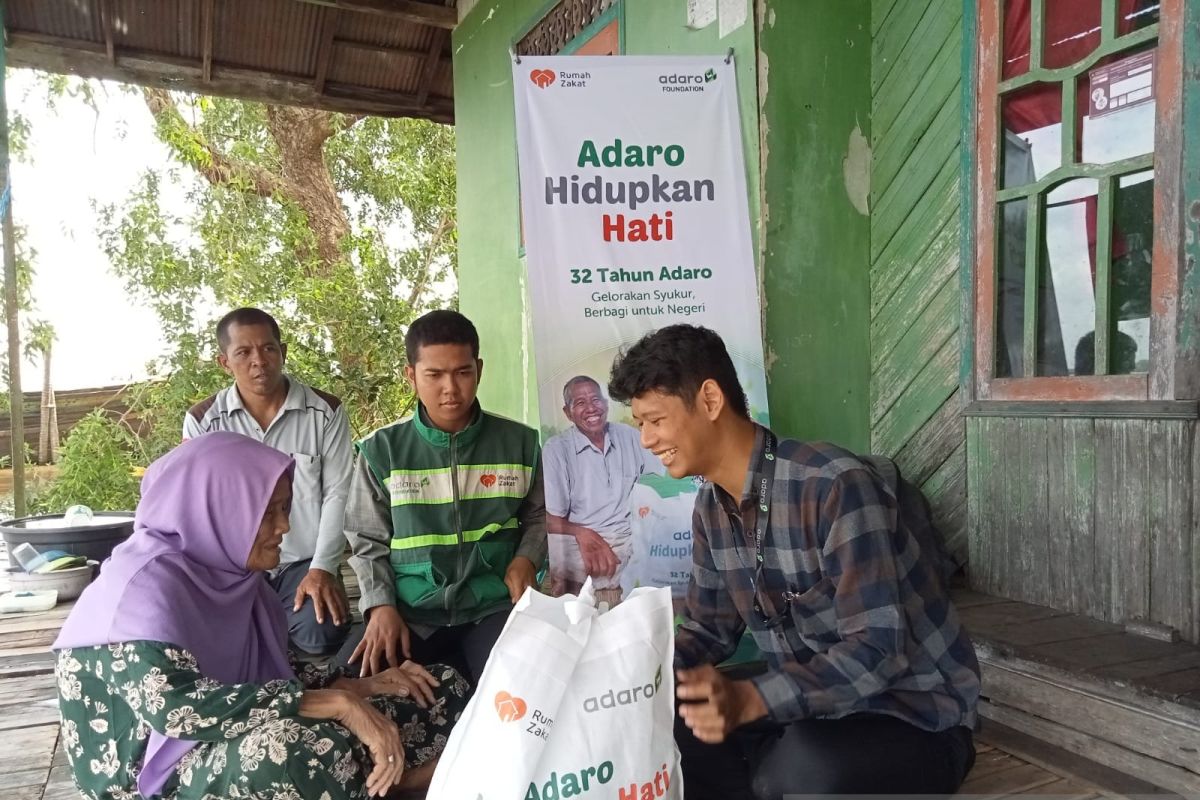 Ratusan warga di pinggiran Sungai Barito Kuin Kecil terima sembako Adaro