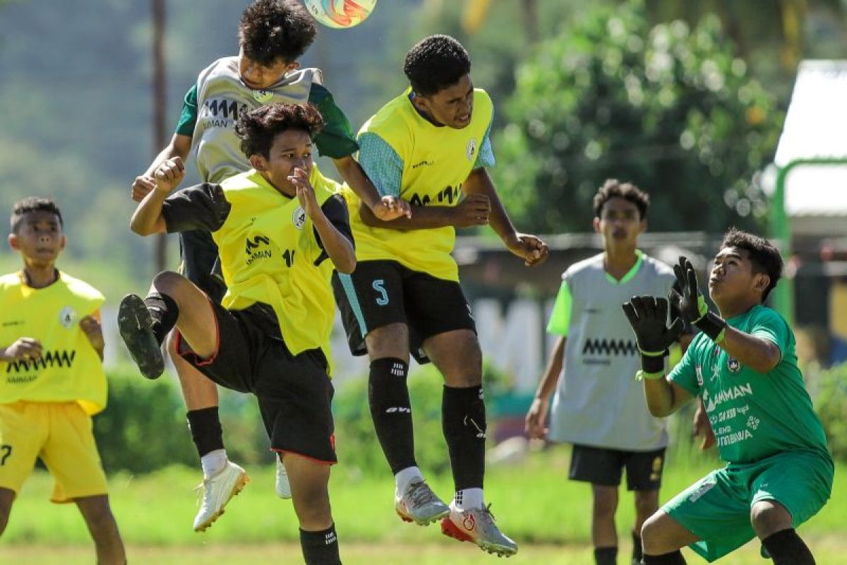 AMMAN berangkatkan puluhan talenta muda sepak bola Sumbawa Barat ke PSS Sleman