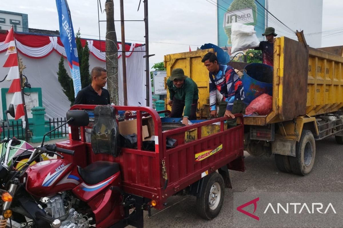 DLH Bangka Selatan angkut 5 ton sampah usai pawai baris indah