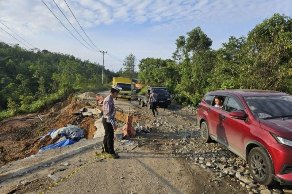 Polisi berlakukan buka tutup akibat Jalan Sumbar-Riau amblas di Kampar