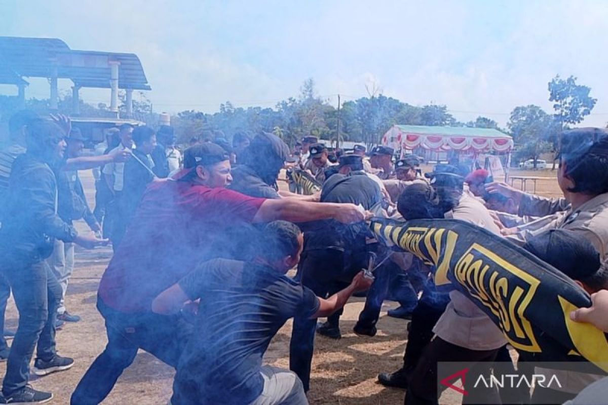 Aparat gabungan di Bangka Barat menggelar simulasi pengamanan Pilkada 2024