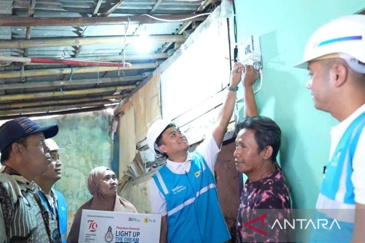 Rayakan HUT Ke-79 RI, donasi pegawai PLN nyalakan 7.357 listrik gratis bagi keluarga kurang mampu