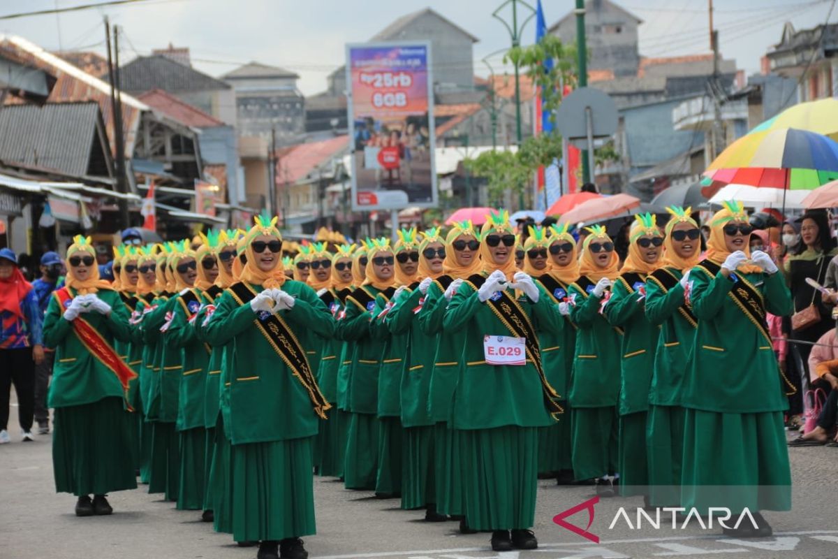 Hari kedua pawai baris indah di Bangka Selatan dimeriahkan 119 peserta