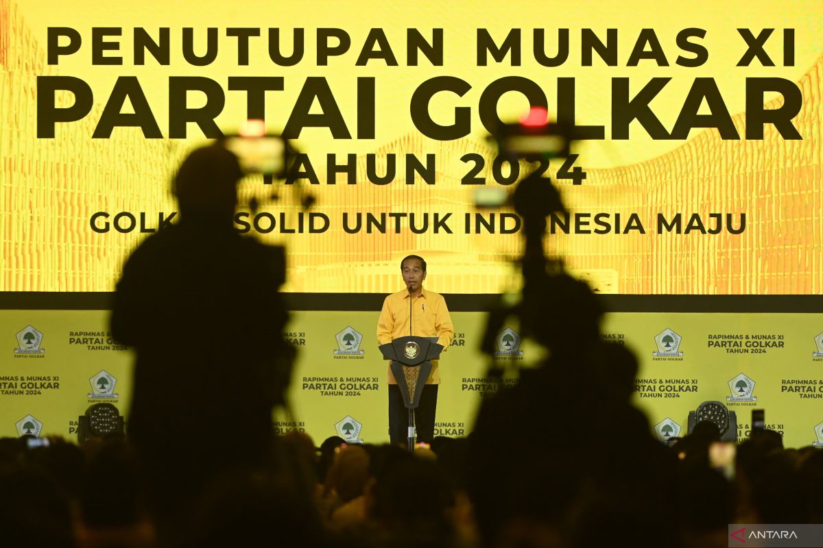 Jokowi kenakan pakaian kuning sebagai penghormatan untuk Munas Golkar