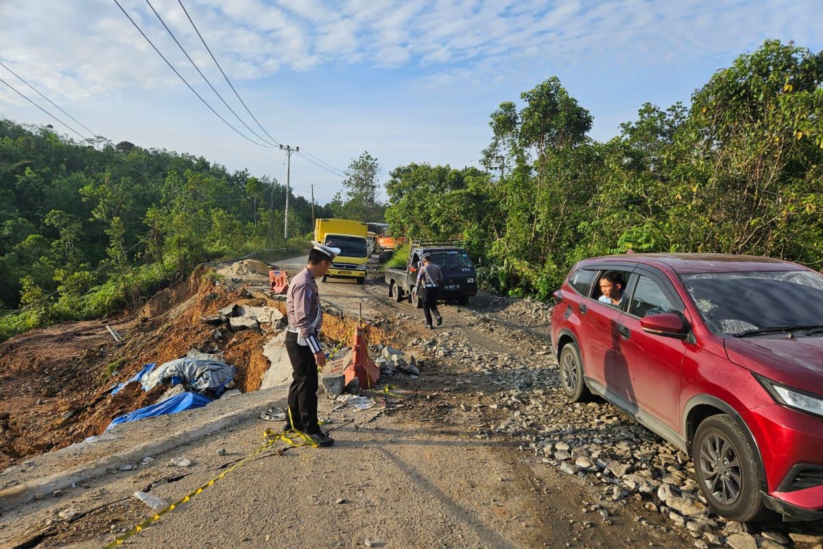 Jalan lintas Riau-Sumbar amblas, polisi berlakukan buka tutup jalur