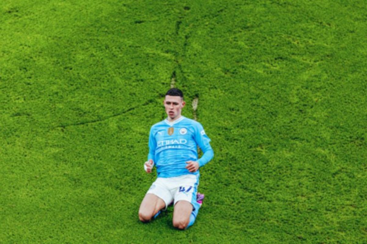 Phil Foden meraih penghargaan Pemain Pria Terbaik 2023/24 versi PFA