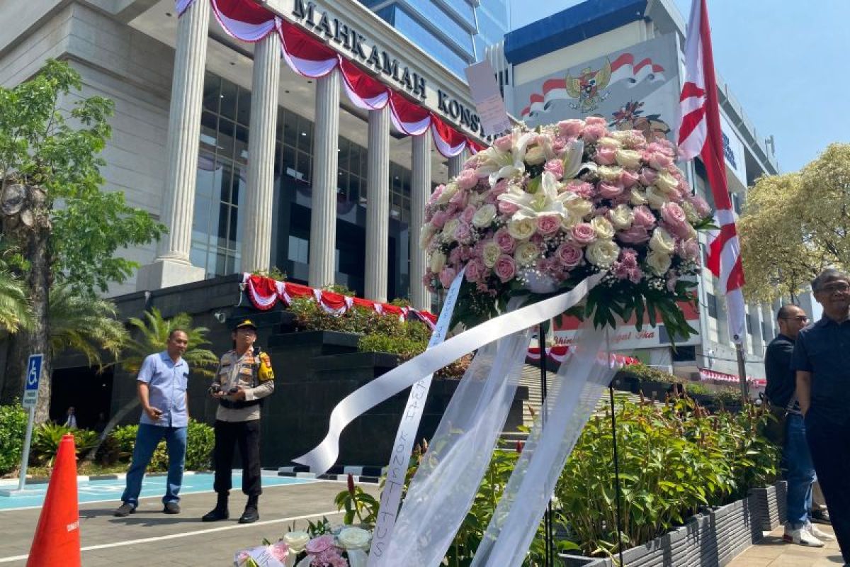 Aktivis hingga guru besar serahkan karangan bunga dukungan kepada MK