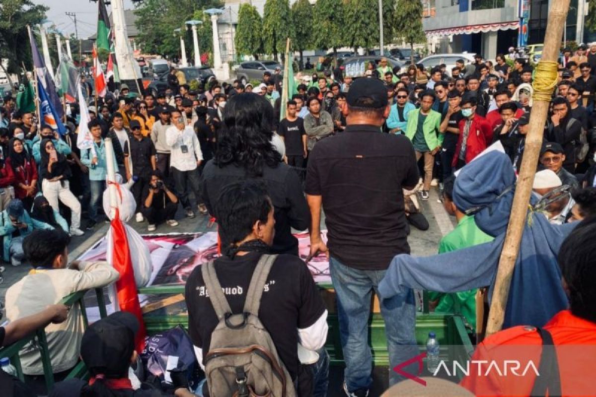 Unjuk rasa tolak revisi Undang-Undang Pilkada di Solo berlangsung aman