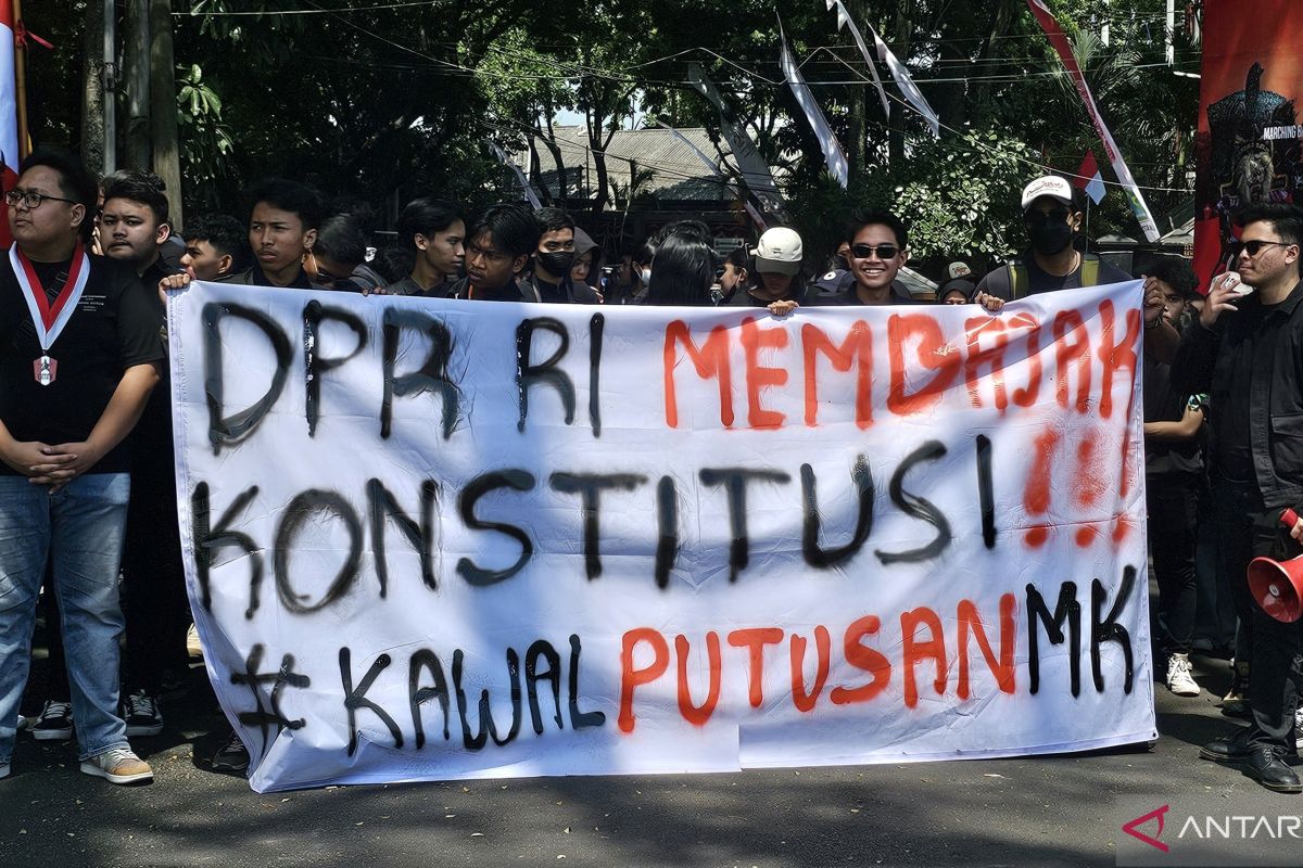 Ratusan mahasiswa di Kota Malang unjuk rasa kawal putusan MK - ANTARA ...