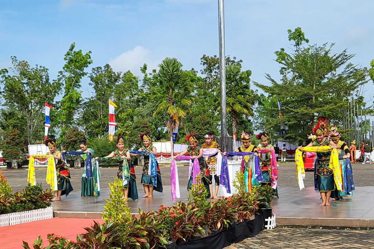 Motif Rambatan Senggani perwujudan kekayaan alam Kubu Raya Kalbar