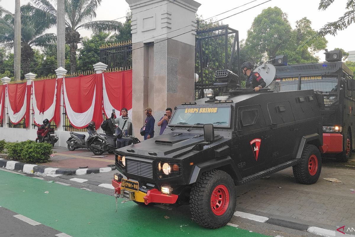 Polisi pakai kendaraan taktis untuk bubarkan massa di DPR