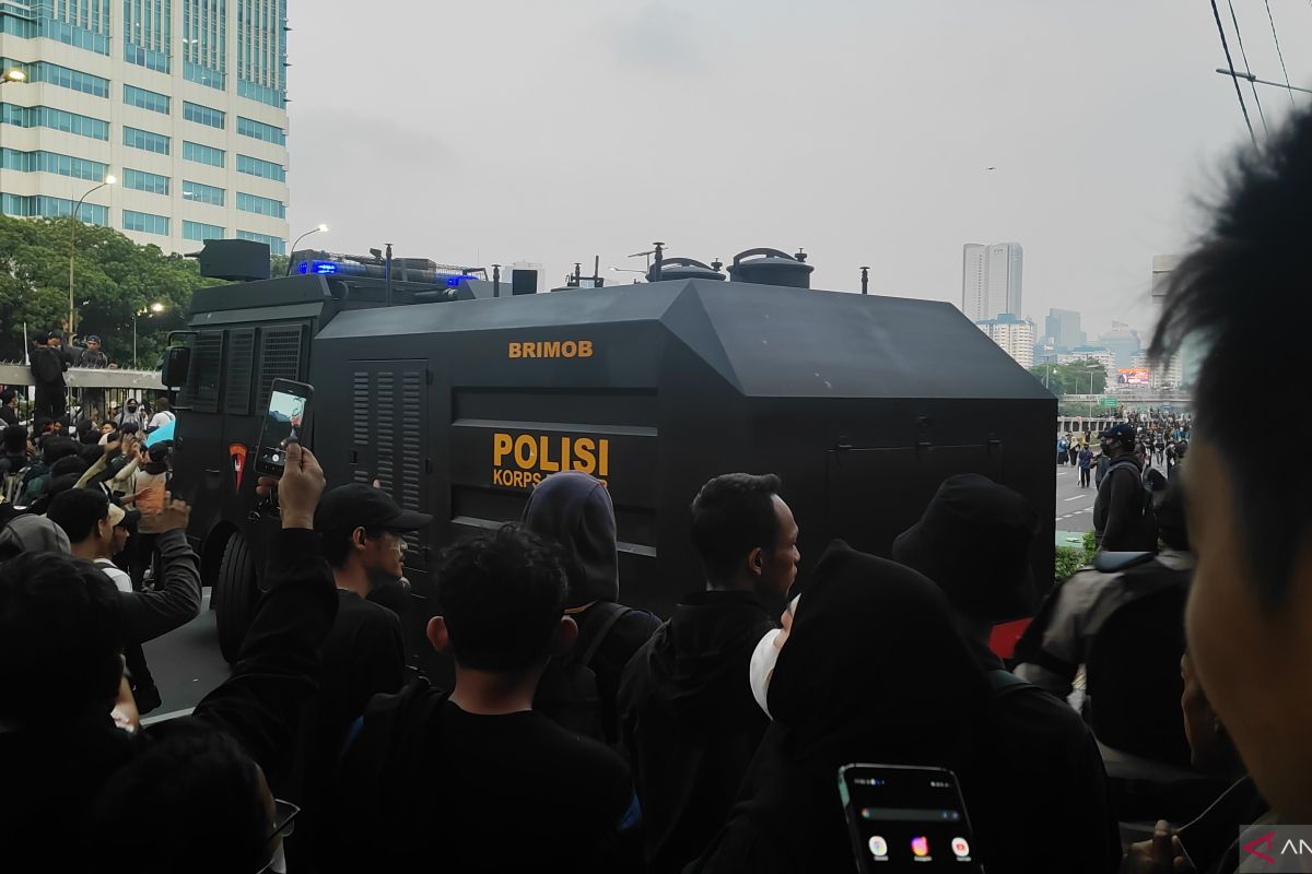 Polisi kembali memasukkan rantis dan pasukan ke dalam gedung DPR