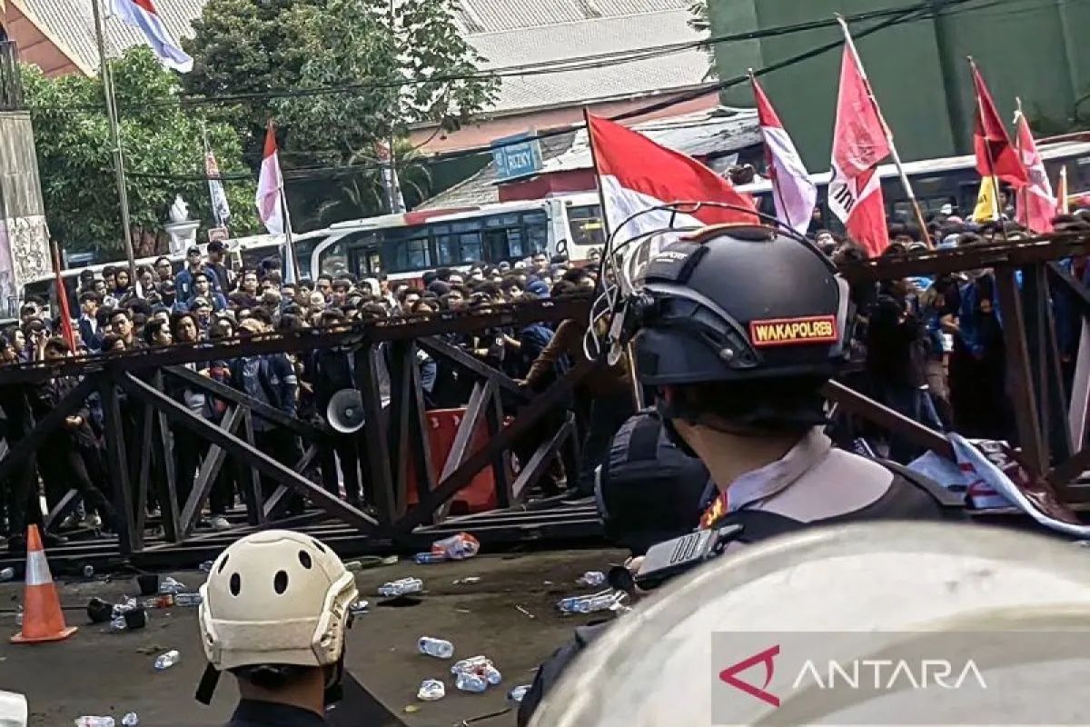 Massa unjuk rasa berhasil rubuhkan pagar Gerbang Pancasila DPR