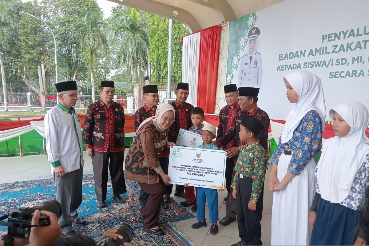 Pemkot Jambi - Baznas salurkan Rp1,88 miliar beasiswa pendidikan