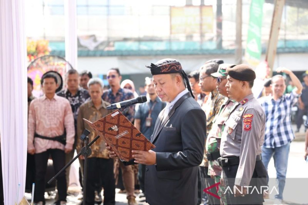 Pj Bupati Bogor lantik Direksi Tohaga di tengah-tengah pasar