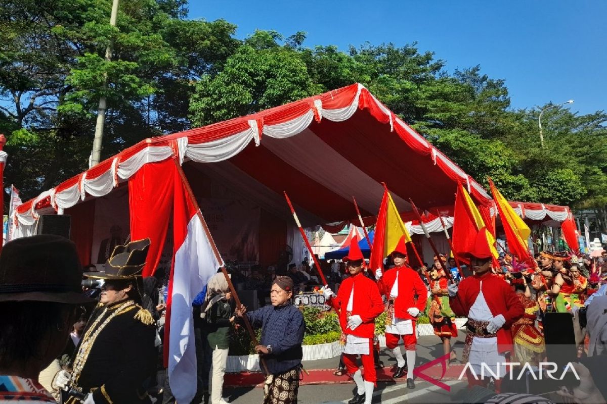 Seratusan tim meriahkan pawai budaya di Kota Serang