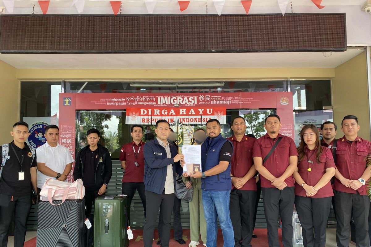 Imigrasi Batam amankan dua buronan asal Filipina