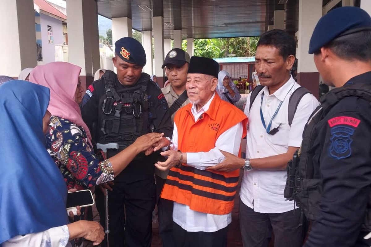 Mantan Gubernur Maluku Utara AGK dituntut 9 tahun penjara