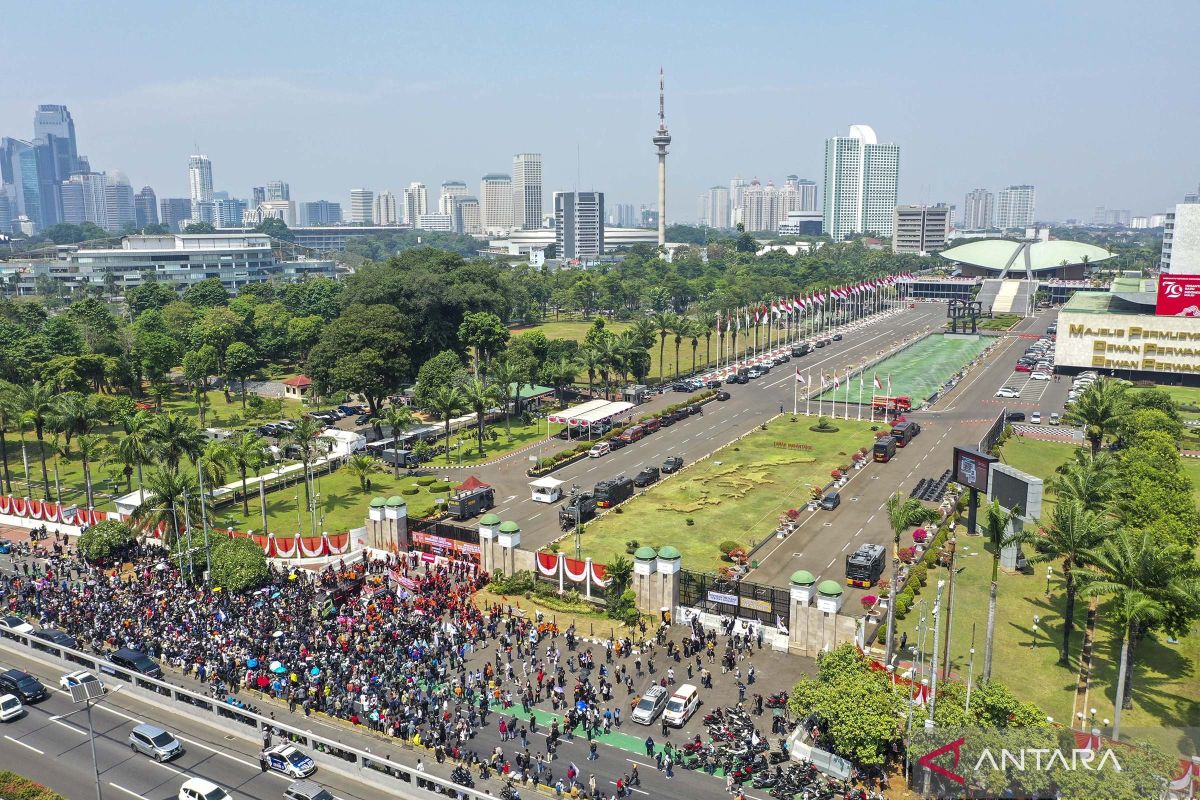 Ujuk Rasa Tolak Pengesahan Revisi UU Pilkada Di Depan Gedung DPR ...