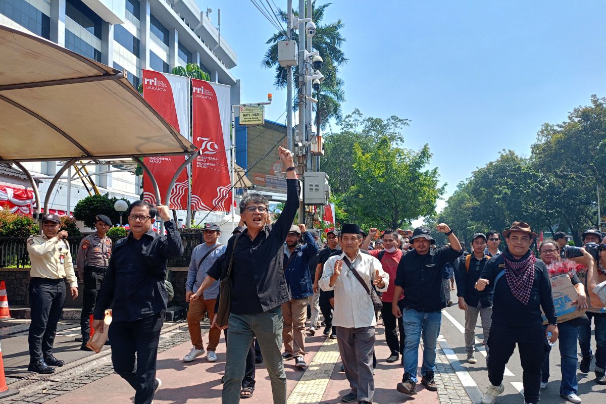 Massa juga mulai berdatangan di depan Gedung Mahkamah Konstitusi