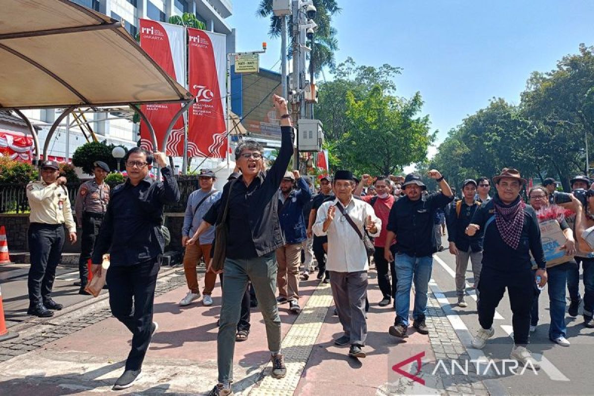 Massa juga mulai berdatangan di depan Gedung MK