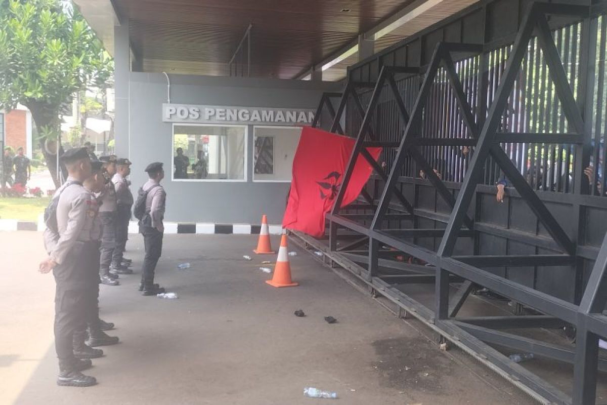 Massa berupaya dobrak gerbang belakang gedung DPR