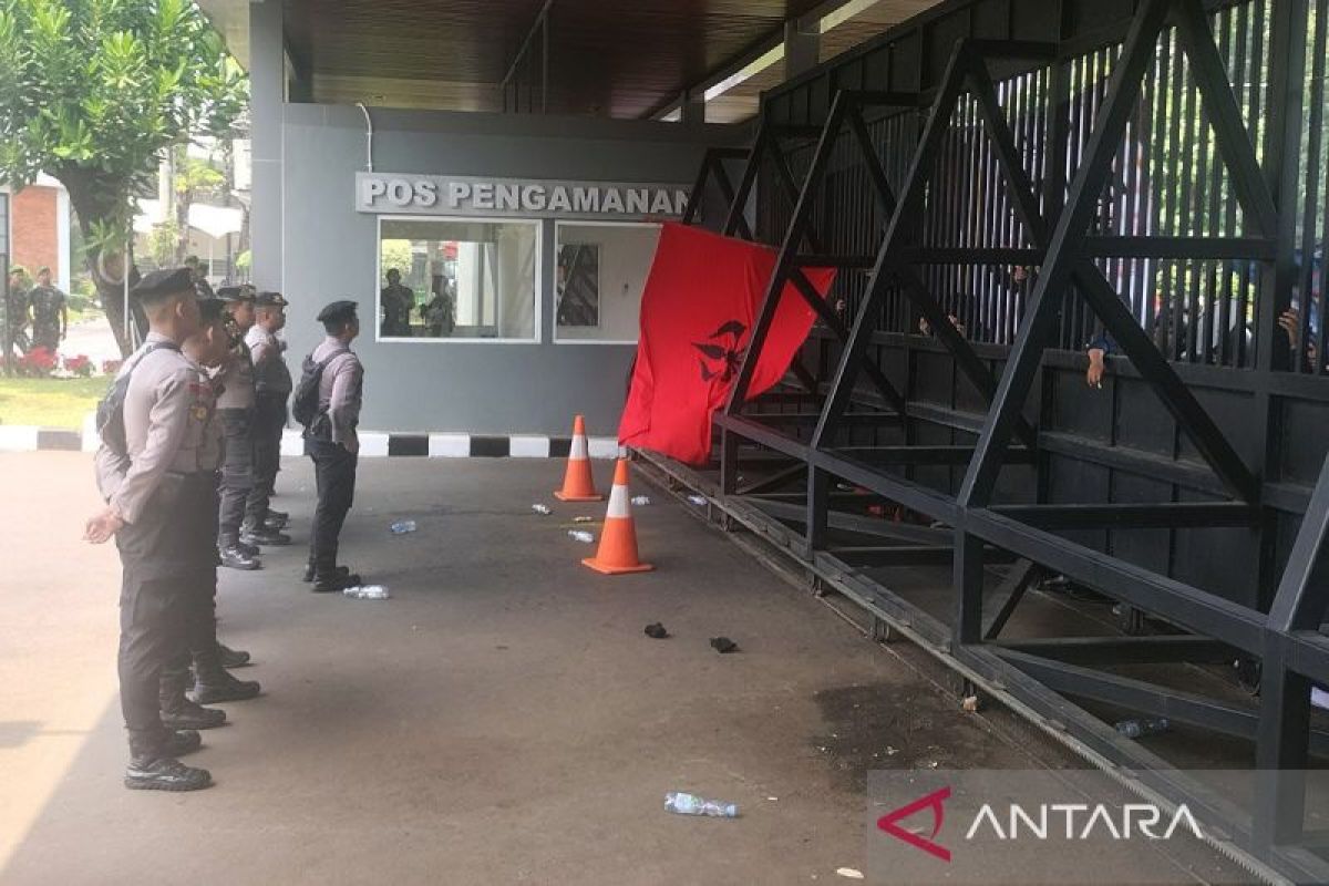 Massa pengunjuk rasa berupaya dobrak gerbang belakang gedung DPR