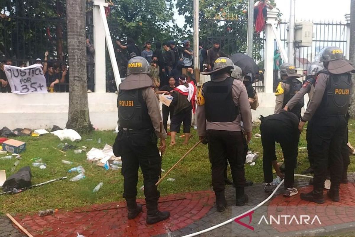 Polisi lindungi demonstran ambil air di selang halaman gedung DPR