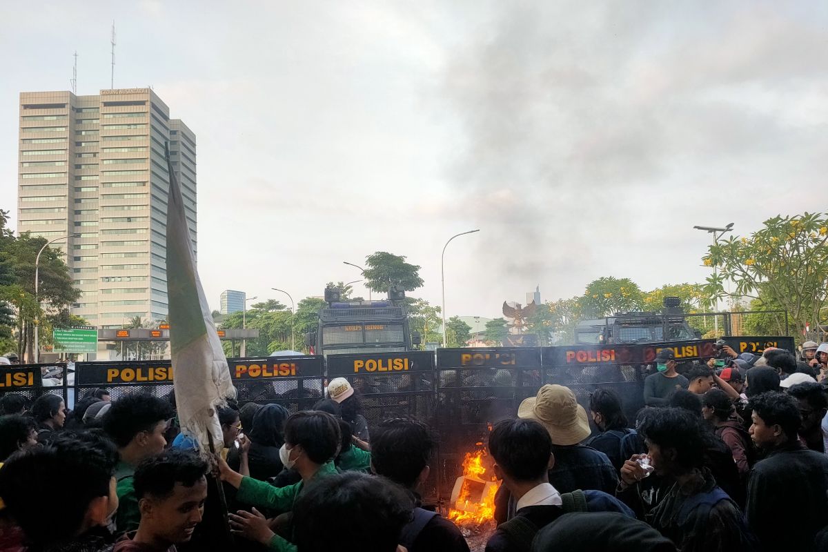 Gerbang Pancasila disingkirkan, massa saling dorong dengan polisi