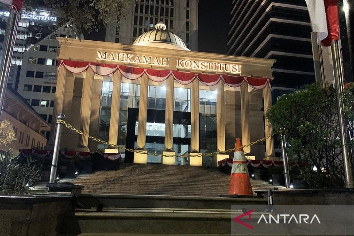 Suasana di depan gedung MK terlihat lengang pada Kamis malam