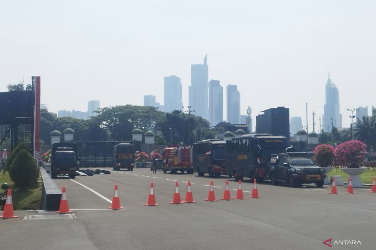 Kendaraan taktis kepolisian bersiaga di DPR antisipasi aksi protes RUU Pilkada