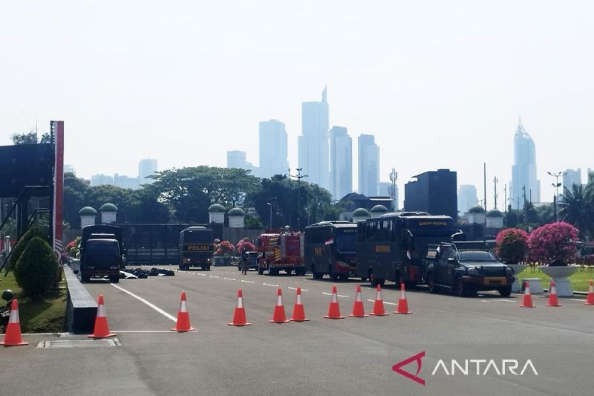 Rantis kepolisian bersiaga di DPR antisipasi aksi protes RUU Pilkada