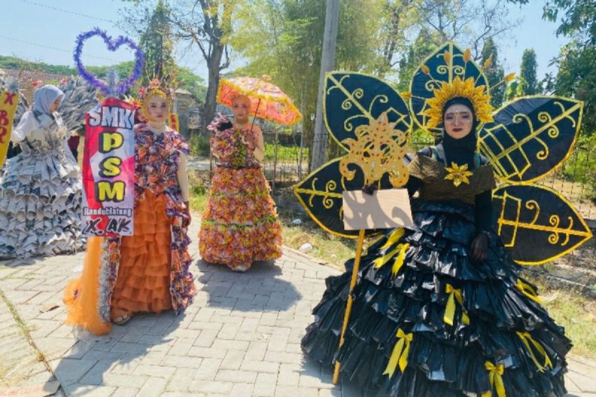 Siswa SMK PSM Randublatung sulap pelepah pisang jadi kostum karnaval