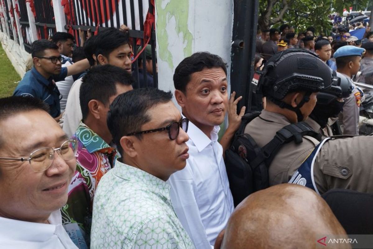 Habiburokhman terkena  lemparan botol saat temui massa aksi RUU Pilkada