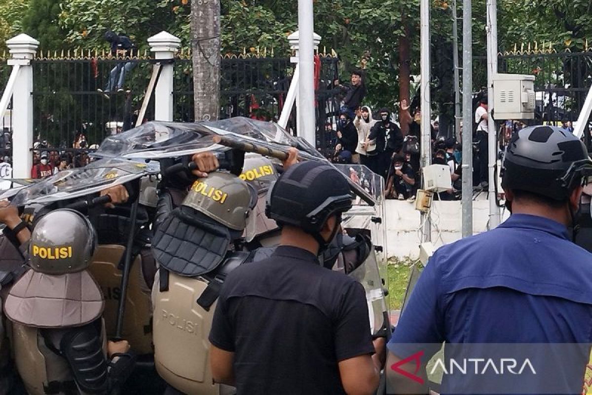 Polisi pasang barikade usai gerbang belakang DPR roboh oleh massa aksi