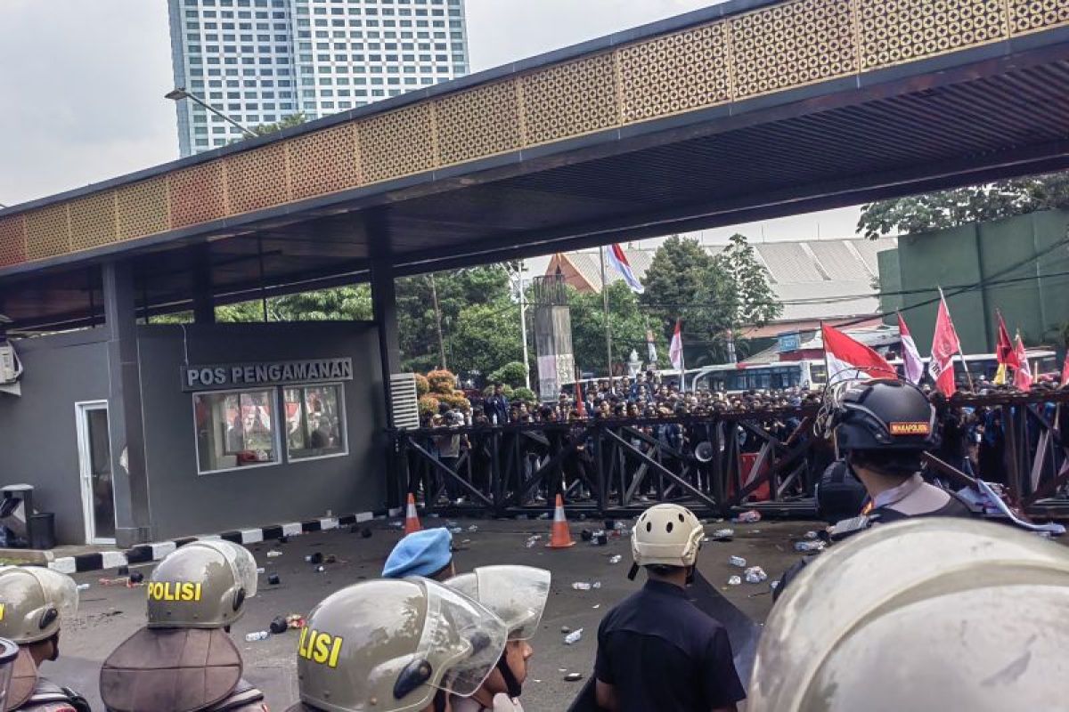 Pagar Gerbang Pancasila Gedung DPR rubuh oleh massa pengunjuk rasa