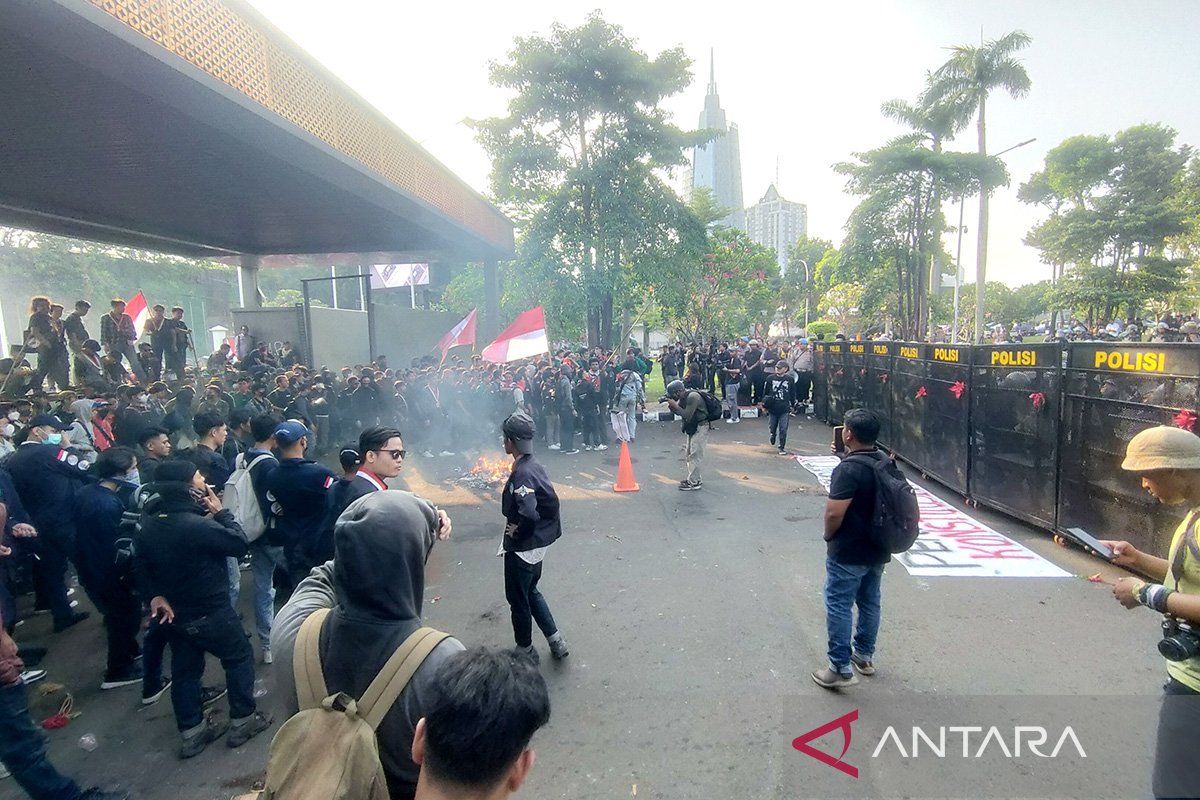 Transjakarta alihkan rute Pluit-Pinang Ranti imbas demo di DPRRI