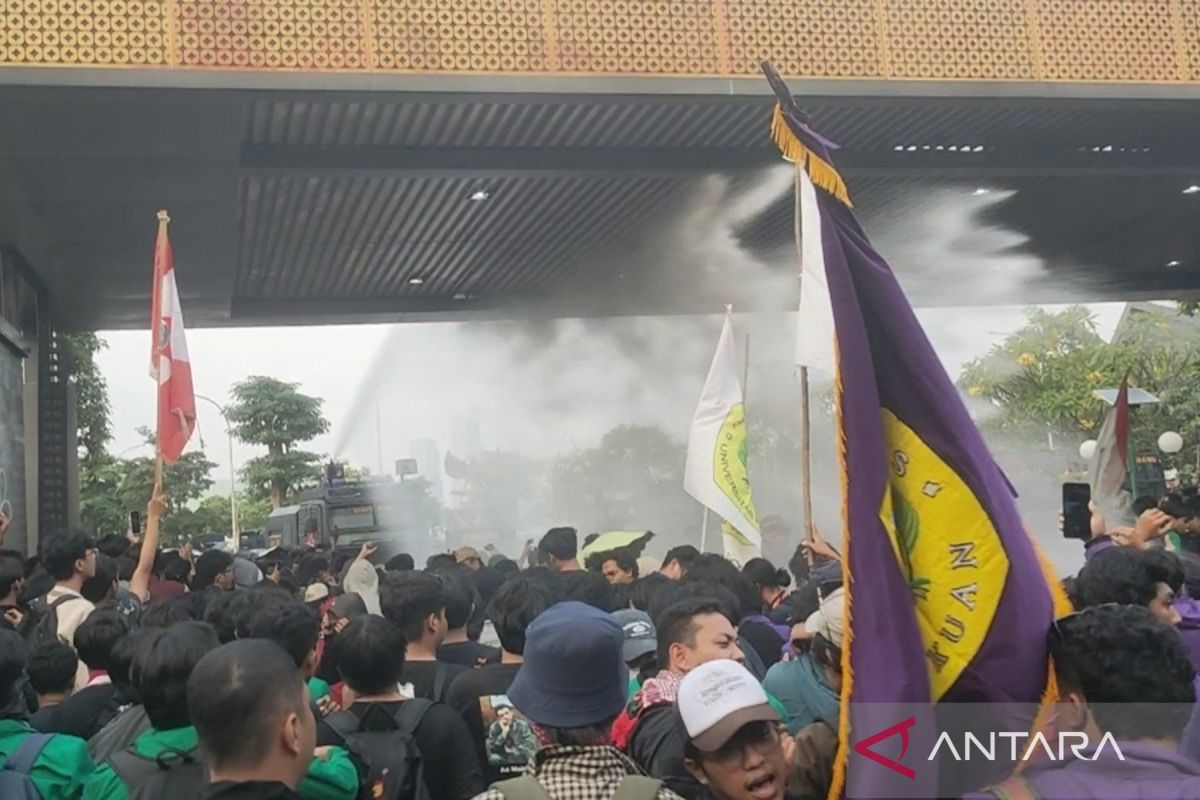 Polisi tembakan "water canon" ke massa aksi di Gerbang Pancasila