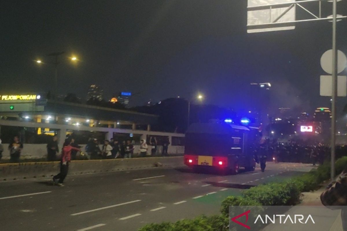 Kericuhan terjadi saat polisi memaksa mundur massa dari gedung DPR