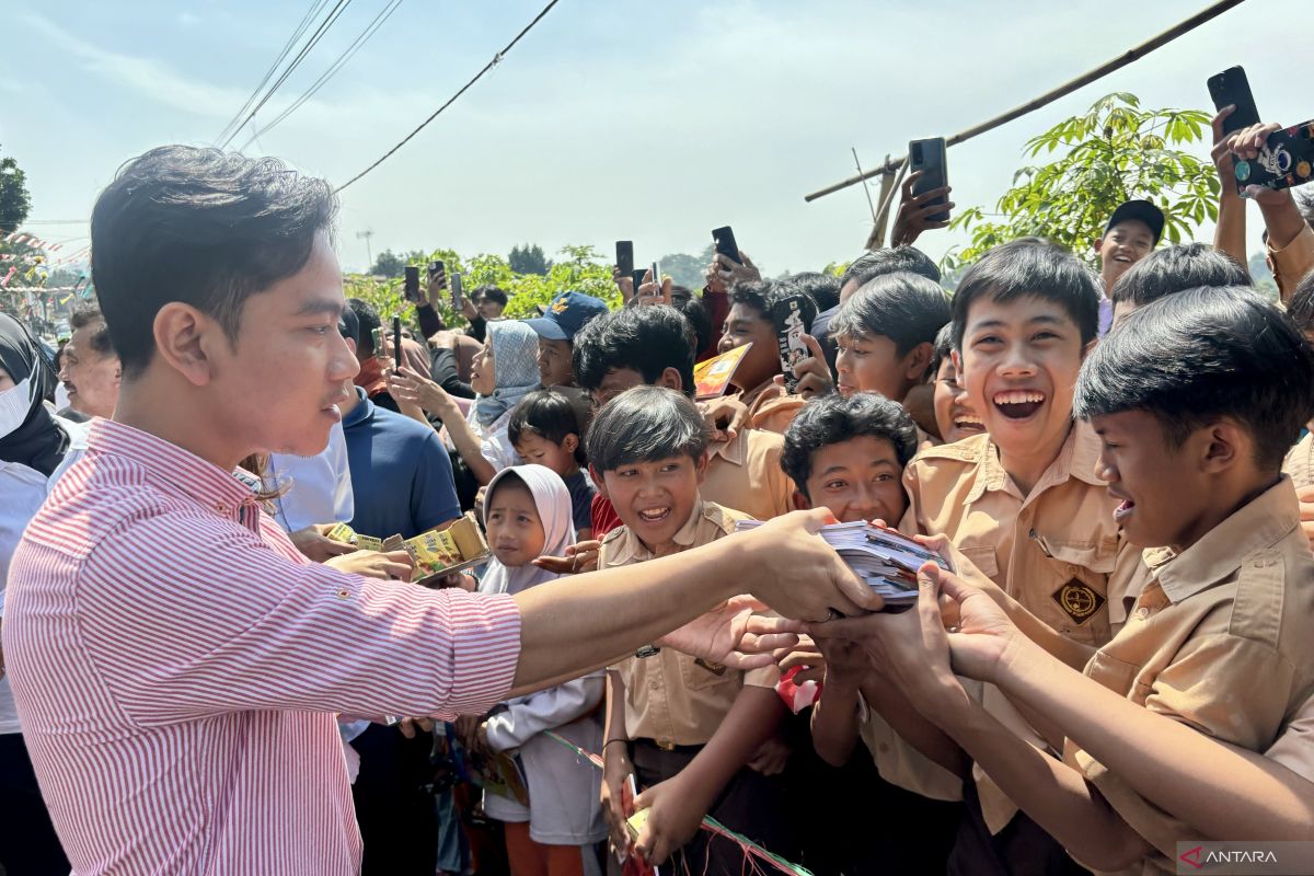 Gibran blusukan bagikan susu dan buku di Desa Wangunsari Bandung Barat