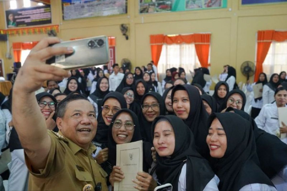 GALERI FOTO - Pj Gubri serahkan SK kepada ratusan PPPK di Inhu dan Kuansing