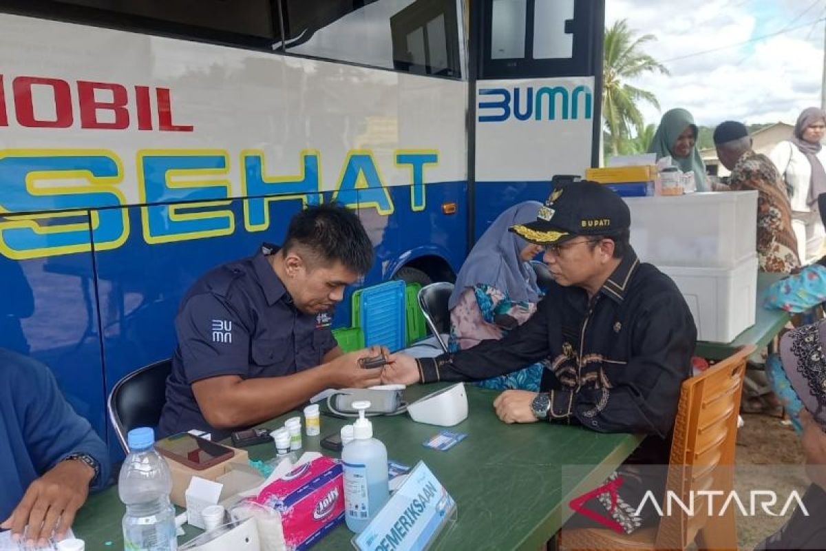 Bupati Bangka Tengah dan ratusan warga Namang periksa kesehatan di Mobil Sehat Timah