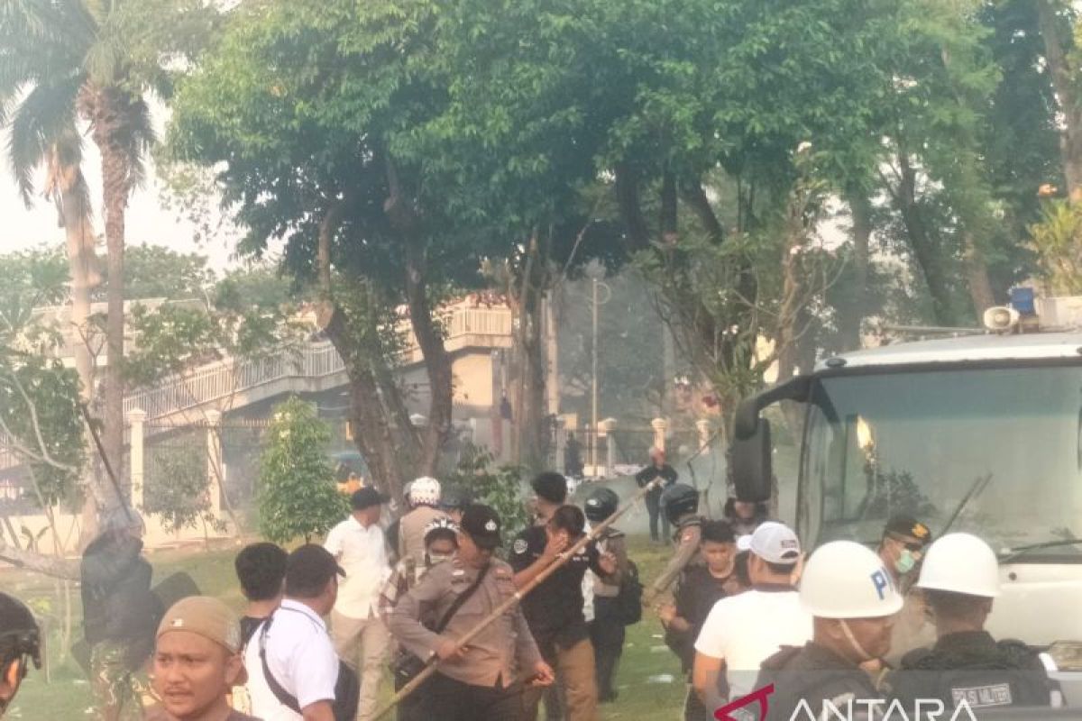 Aparat tembakkan gas air mata ke arah massa yang menjebol tembok sisi kiri Gedung Kompleks DPR RI